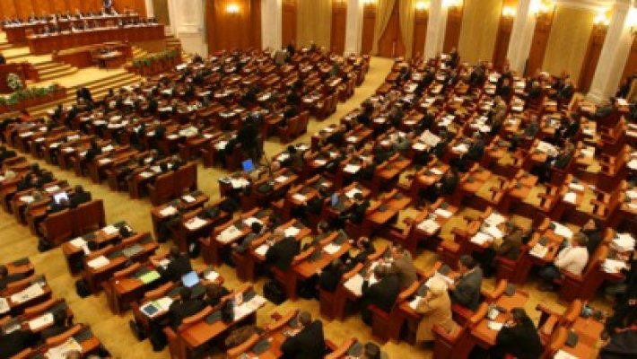 NOUA CONSTITUŢIE - Ponta îşi menţine poziţia privind familia: O modificare ar fi inutilă şi conservatoare
